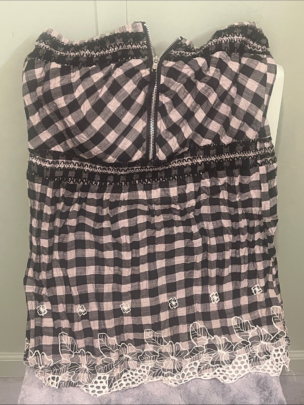Strapless women’s blouse/ tunic. Eyelet and zipper detail